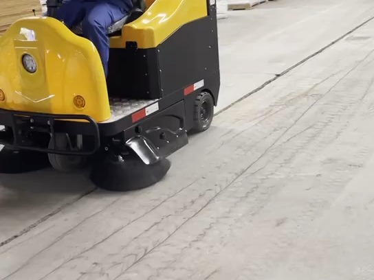 南宁工厂车间清扫灰尘用扫地车