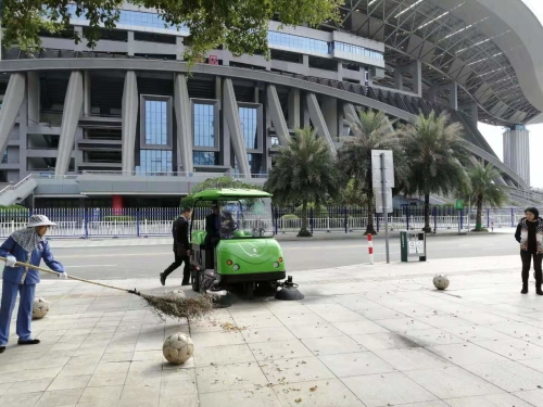 广西体育中心用南宁扫地机清扫园区道路及广场