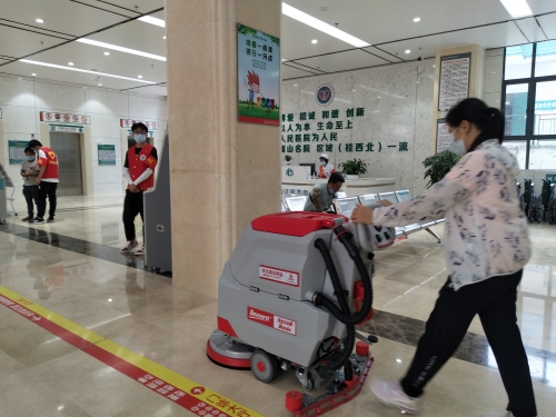 医院大厅楼道地面用静音型洗地机清洁