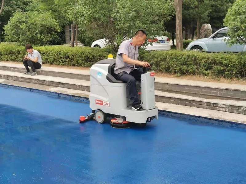 运动球场清洁用广西驾驶式洗地车轻松高效