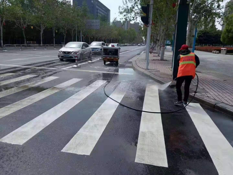 外围广场路面冲洗用三轮高压冲洗车