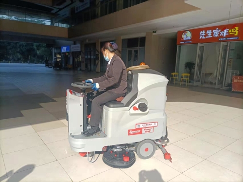 南宁龙光国际选用驾驶式洗地机做日常保洁