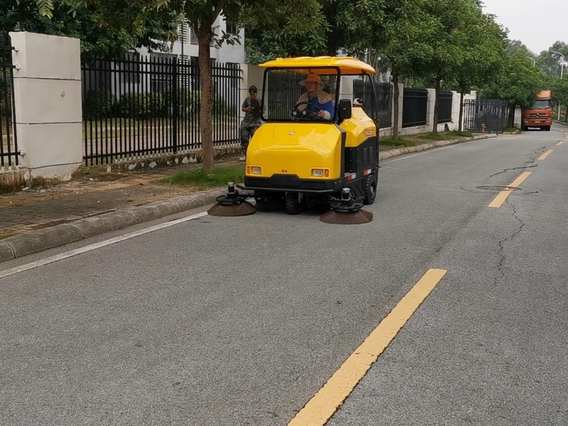 南宁校园用电动扫地车