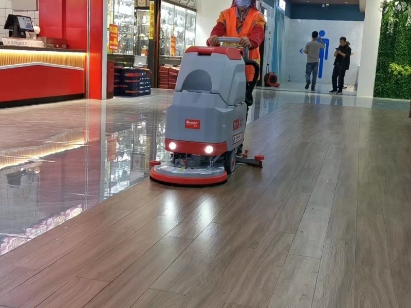 南宁高速服务区使用洗地吸干一体机提升保洁品质