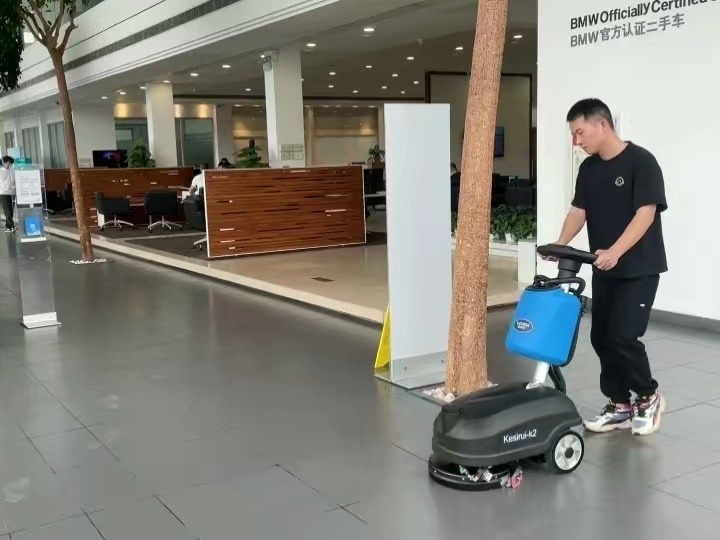 南宁汽车4S店用小型商用拖地机让展厅变得干净明亮