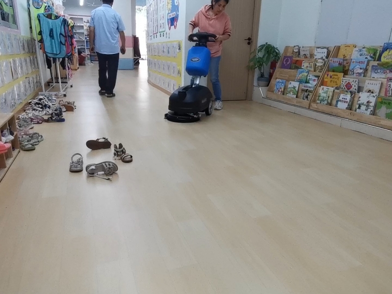 南宁幼儿园用小型洗地机让地面变得干净卫生