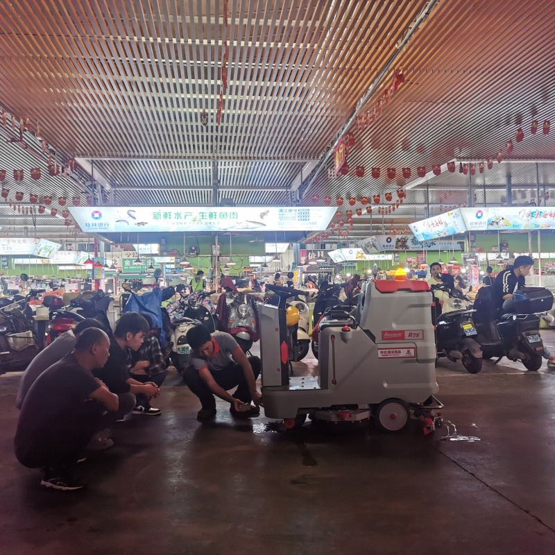南宁某菜市场选择我司驾驶式洗地机