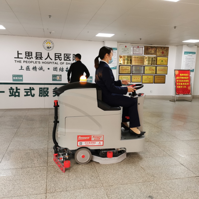 南宁医院停车场洗地机